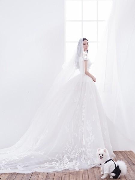 张馨予纯白背景